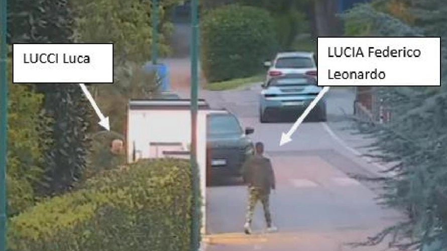 Fedez ripreso mentre va due giorni dopo a casa di Lucci per parlare del pestaggio