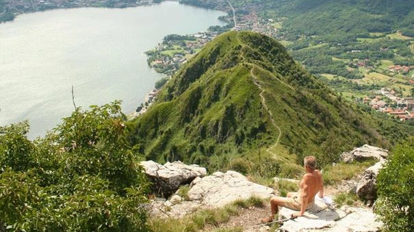 Il Monte Barro 922 metri dal quale si gode il panorama unico sui laghi dell’Alta Brianza e sul lago di Garlate