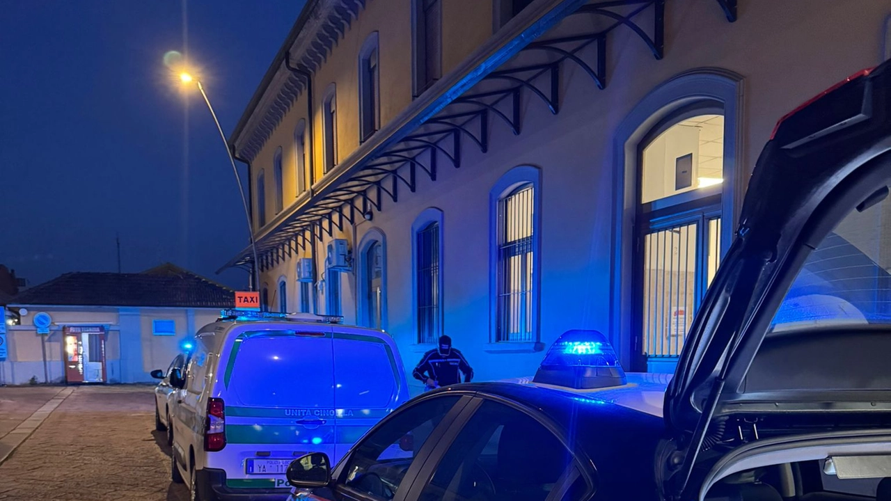Un intervento dei carabinieri nella zona della stazione ferroviaria