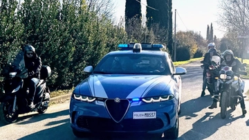 Scaraventata a terra per strapparle la catenina d’oro: 67enne aggredita da due “maranza” in piazzale Bande Nere