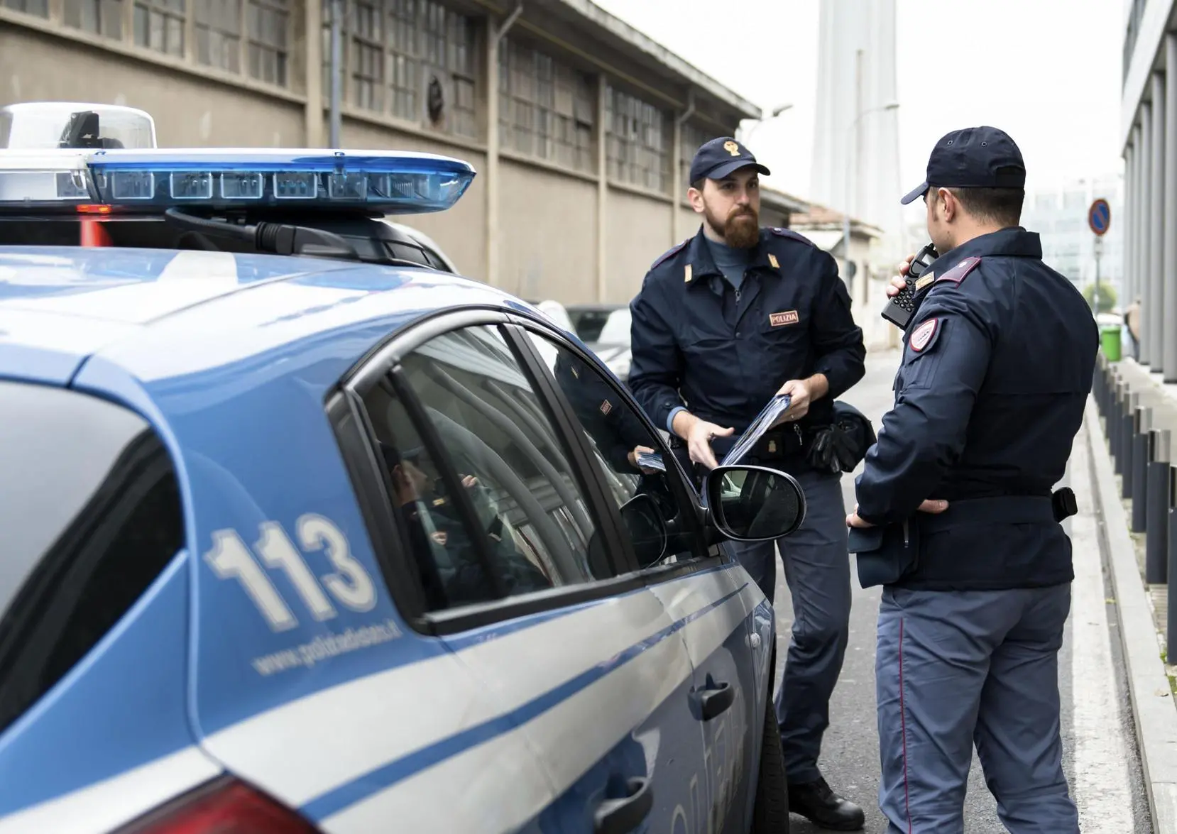 Milano, fugge all’alt e abbandona l’auto carica di eroina. Poi torna a recuperarla: arrestato