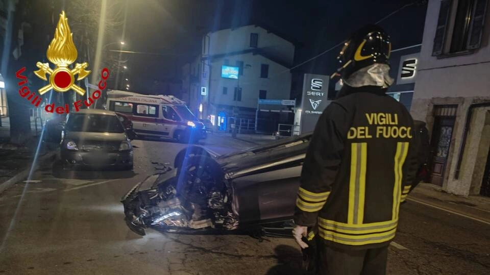 Varese, l'incidente in viale Belforte (foto dei vigili del fuoco) Varese, l'incidente in viale Belforte (foto dei vigili del fuoco)
