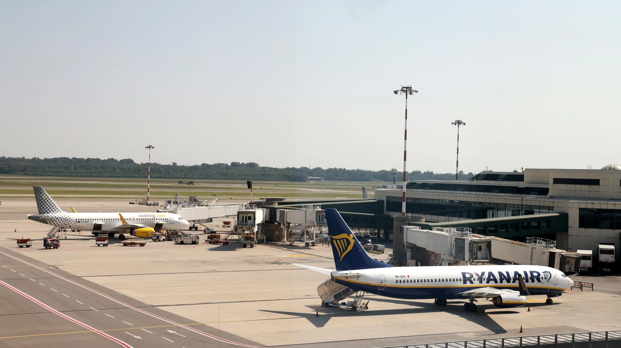 L'aeroporto di Malpensa con la brughiera sullo sfondo L'aeroporto di Malpensa con la brughiera sullo sfondo