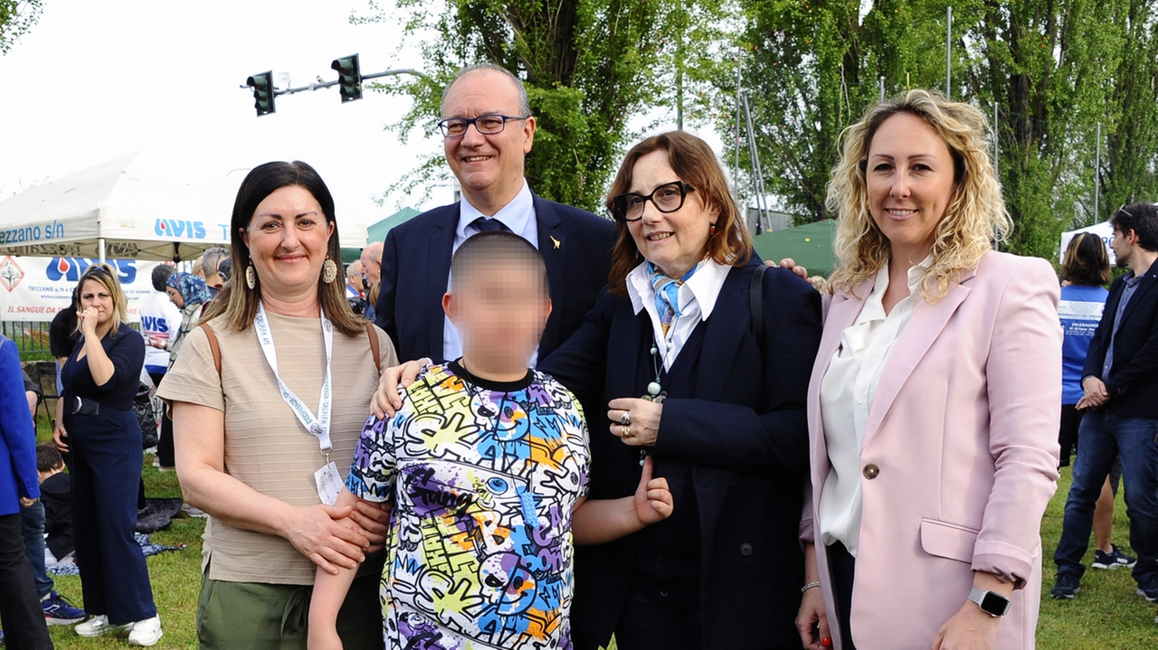 Raffaella Salvatore e Thomas Pitzalis, il ministro Giuseppe Valditara, Monica Conti direttrice servizi innovativi e Laura Falcone pedagogista di Sacra Famiglia Raffaella Salvatore e Thomas Pitzalis, il ministro Giuseppe Valditara, Monica Conti direttrice servizi innovativi e Laura Falcone pedagogista di Sacra Famiglia
