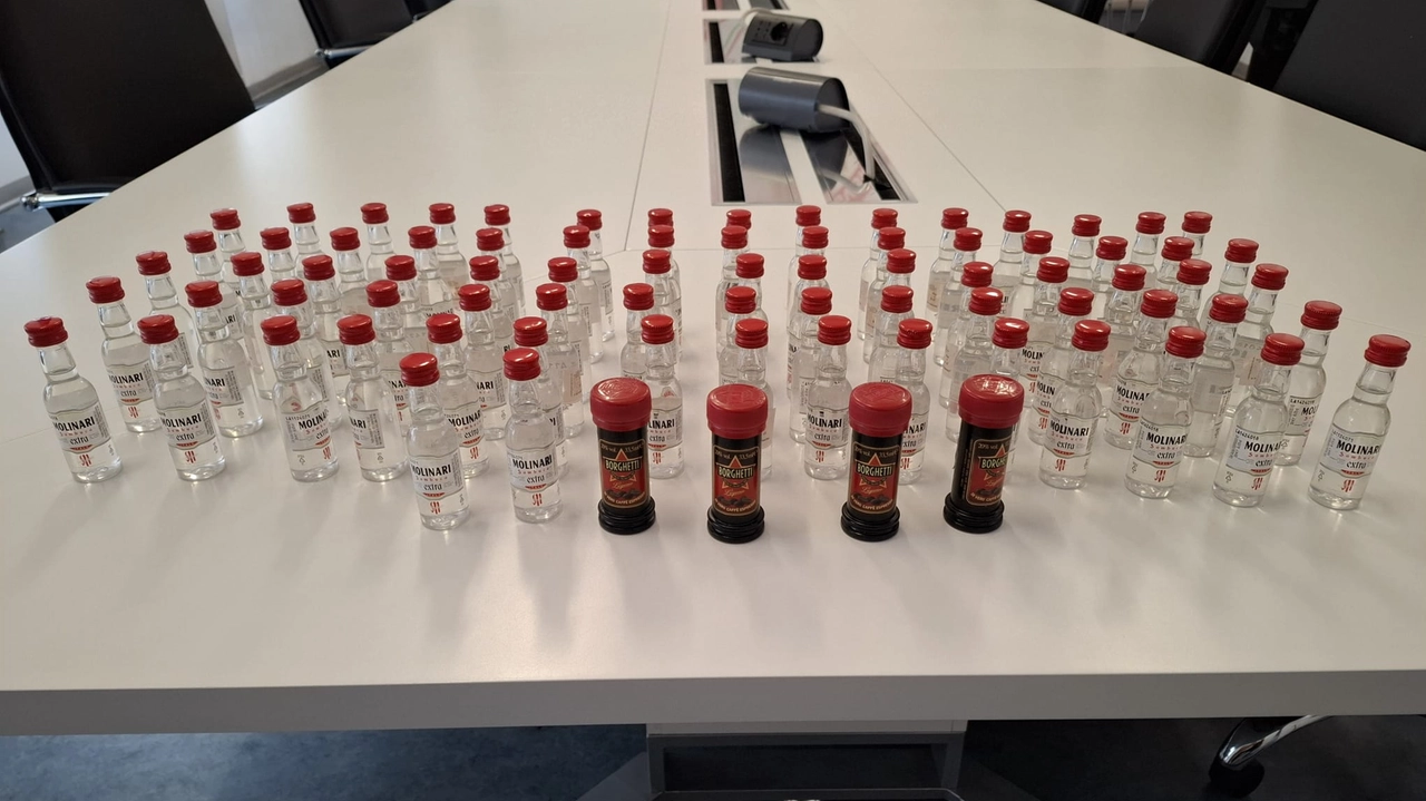 Le bottigliette sequestrate Le bottigliette sequestrate