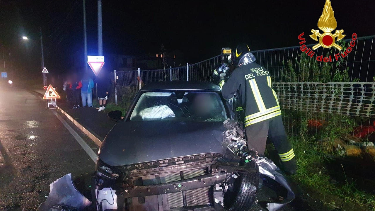 L'intervento dei vigili del fuoco. Con loro c'erano ambulanze e automedica L'intervento dei vigili del fuoco. Con loro c'erano ambulanze e automedica
