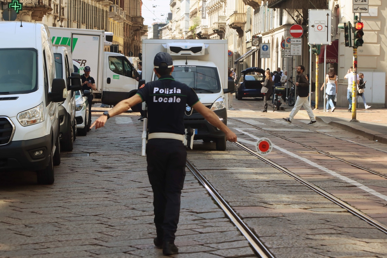 Milano 12052025 Ztl attiva da oggi telecamere e controlli ai varchi del quadrilatero da parte della della Polizia Locale in area Montenapoleone angolo Via Manzoni Porta Venezia Monforte Bigli foto ANSA Paolo Salmoirago