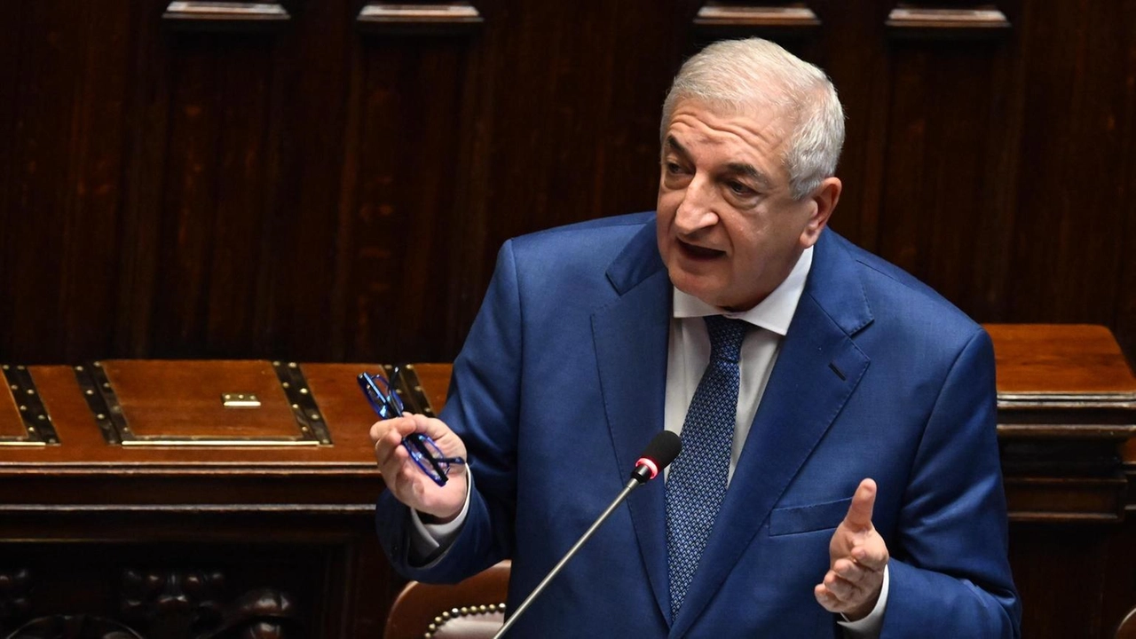 Ad Agorà, il paracadute della Meloni ha i colori dell'Italia Ad Agorà, il paracadute della Meloni ha i colori dell'Italia