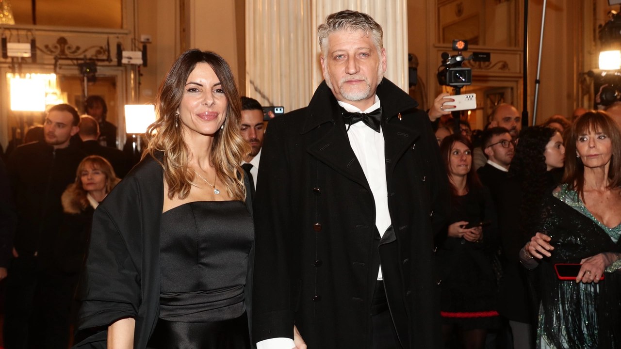 Il ministro Alessandro Giuli con la moglie Valeria Falcioni alla Prima della Scala
