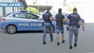 In casa un laboratorio per confezionare droga. La polizia sequestra sei chili di eroina e coca
