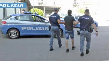 Allertati da una segnalazione su movimenti sospetti in un appartamento di Cologno Monzese, gli agenti della Squadra Mobile di... Allertati da una segnalazione su movimenti sospetti in un appartamento di Cologno Monzese, gli agenti della Squadra Mobile di...