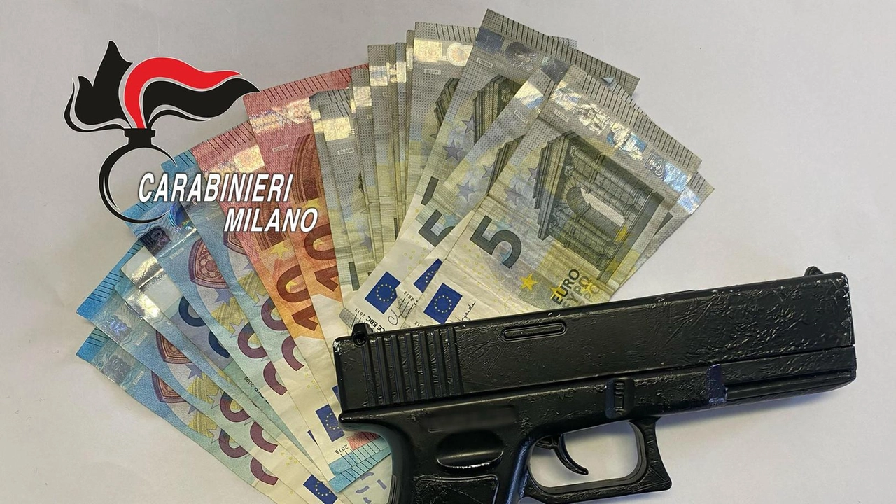 Rapinano l’auto a padre e figlio che facevano scuola guida, poi portano via l’incasso in farmacia . Rapinano l’auto a padre e figlio che facevano scuola guida, poi portano via l’incasso in farmacia .