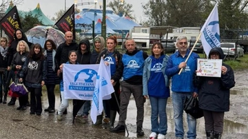 Lodi, arriva il circo e gli attivisti protestano anche sotto la pioggia: “No spettacoli con animali”