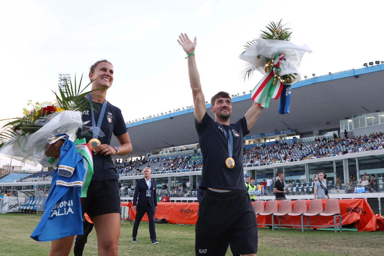 In occasione dell'esordio di campionato di Serie B tra Brescia e Palermo, prima del fischio d'inizio, lo stadio Mario Rigamonti di Brescia ha festeggiato due delle tre medaglie d'oro olimpiche bresciane targate Roncadelle. Sul prato dello stadio sono scesi Anna Danesi e Giovanni De Gennaro, la prima capitana dell'Italvolley che ha trionfato a Parigi e il secondo medaglia d'oro nella canoa. I due atleti sono stati omaggiati di un mazzo di fiori dal capitano del Brescia Dimitri Bisoli e il vice Andrea Cistana. Dalla curva si è alzato il coro "orgogliosi di voi" ed è stato esposto lo striscione: "Danesi, Bellandi e De Gennaro, orgoglio bresciano". Danesi e De Gennaro hanno poi deciso di assistere alla partita da uno degli sky box a ridosso del campo (Ansa)