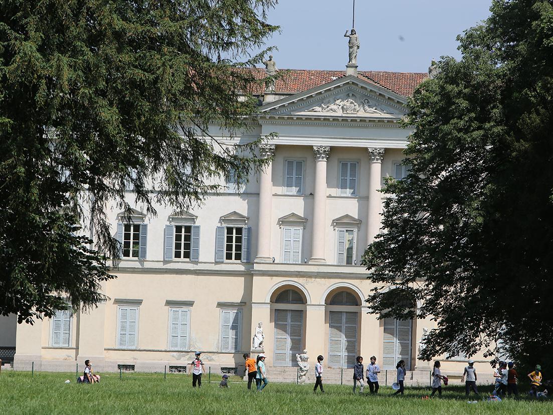 Un’altra rinascita per Villa Tittoni. Affidato l’incarico di recupero. A nuovo statue, terrazze e giardino Un’altra rinascita per Villa Tittoni. Affidato l’incarico di recupero. A nuovo statue, terrazze e giardino