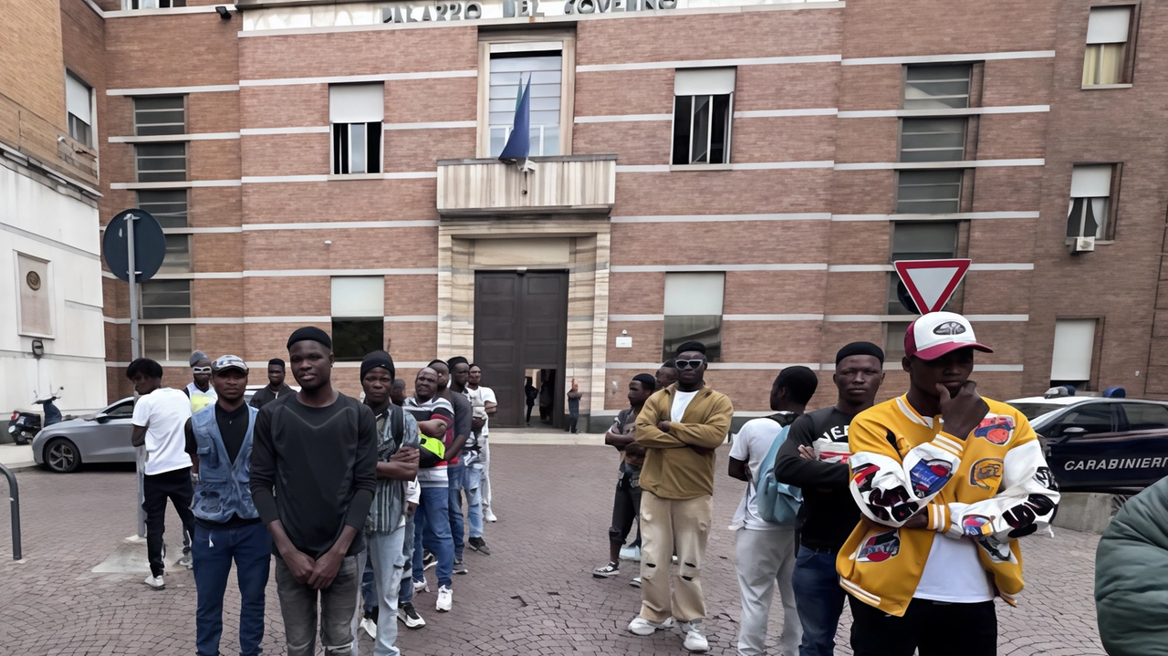 Tutti in fila, ordinati. Una trentina di richiedenti asilo sono scesi in piazza ieri e hanno sfilato per il centro...