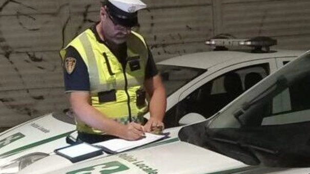 Sono stati due agenti della polizia locale a bloccare il minorenne in fuga Sono stati due agenti della polizia locale a bloccare il minorenne in fuga