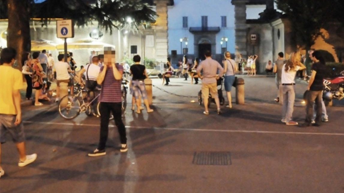 Il Comune ha invitato i commercianti a lavorare insieme per far rispettare le regole: «Bisogna vivere serate all’aperto divertendosi serenamente» Il Comune ha invitato i commercianti a lavorare insieme per far rispettare le regole: «Bisogna vivere serate all’aperto divertendosi serenamente»