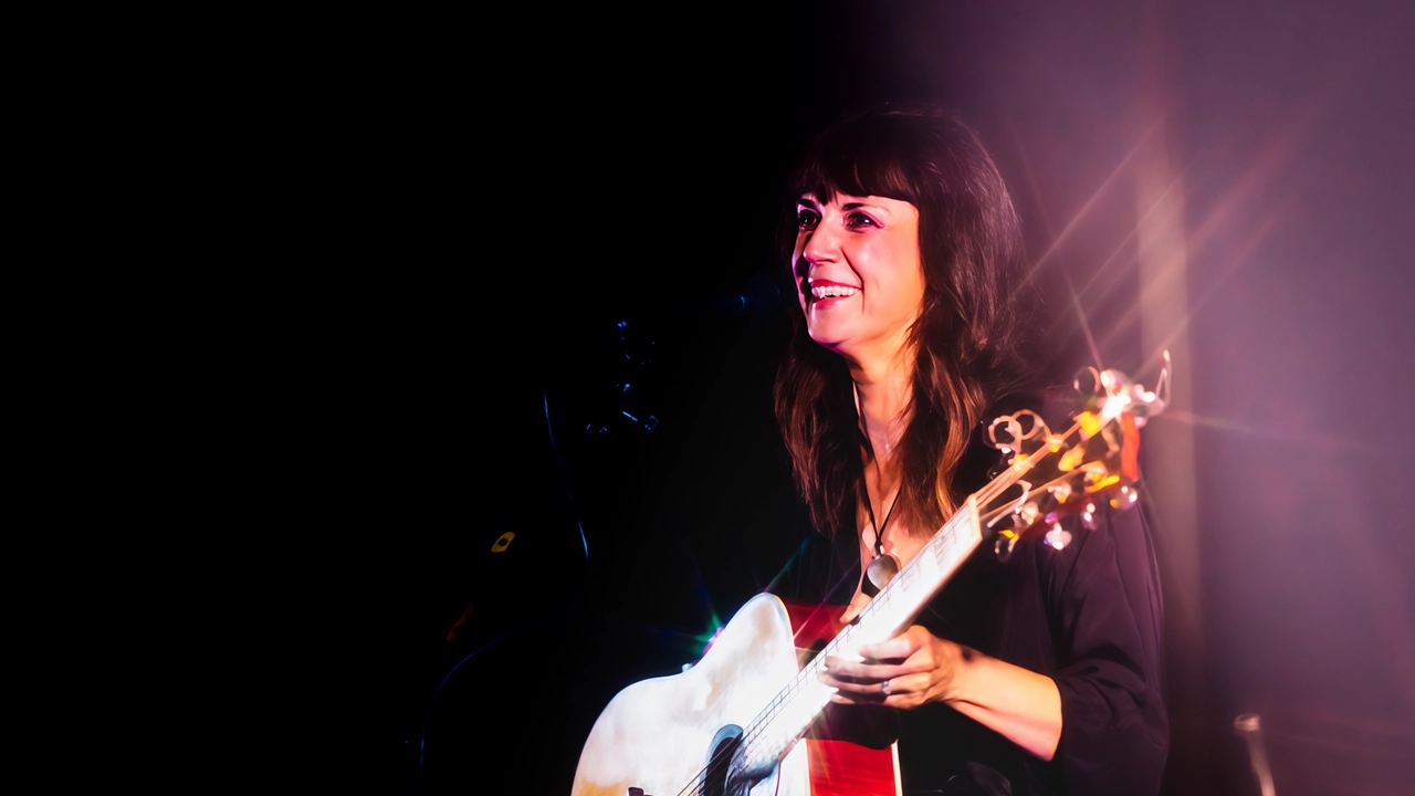 La cantautrice Cristina Donà in concerto al Tambourine di Seregno rileggerà sul palco alcuni dei grandi autori che hanno influenzato la sua carriera La cantautrice Cristina Donà in concerto al Tambourine di Seregno rileggerà sul palco alcuni dei grandi autori che hanno influenzato la sua carriera