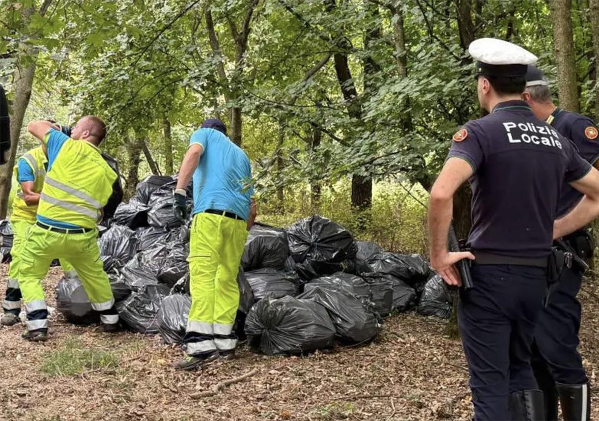 una maxi discarica abusiva a desio scovate tre tonnellate di rifiuti