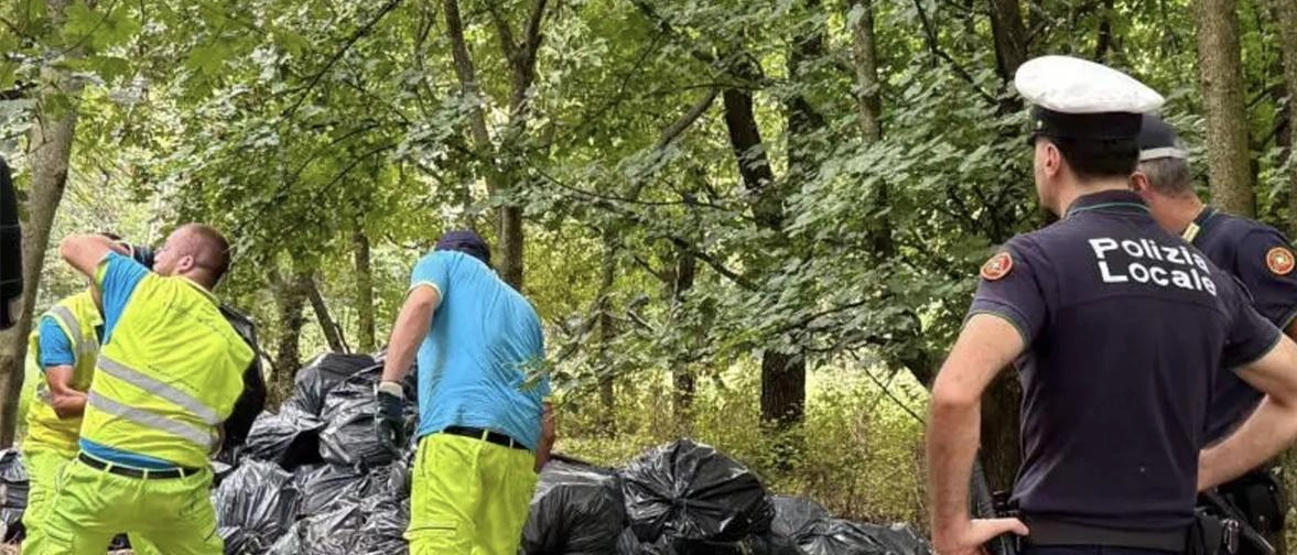 Una maxi discarica abusiva a Desio. Scovate tre tonnellate di rifiuti