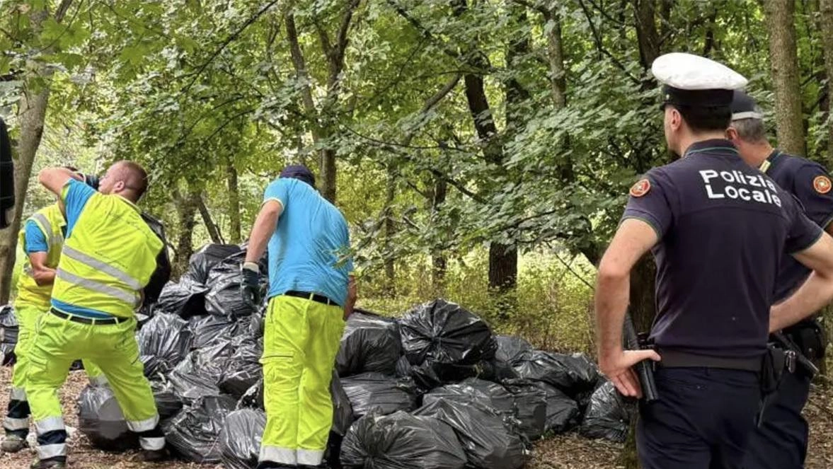 La discarica abusiva è stata scoperta dalla polizia locale in via Bozzi Gelsia Ambiente ha inviato i tecnici per raccogliere la montagna di rifiuti La discarica abusiva è stata scoperta dalla polizia locale in via Bozzi Gelsia Ambiente ha inviato i tecnici per raccogliere la montagna di rifiuti