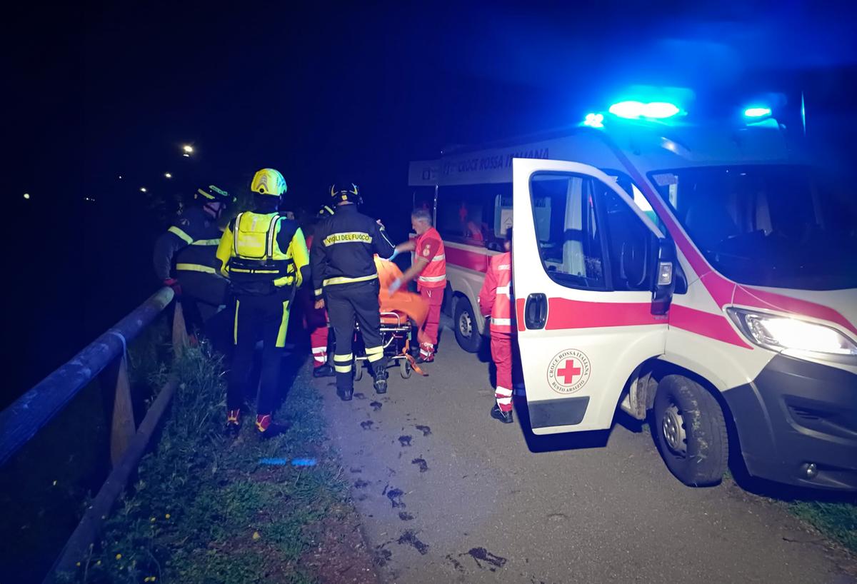 pirata della strada uccide una donna nel bresciano e fugge senza chiamare aiuto caccia all8217investitore