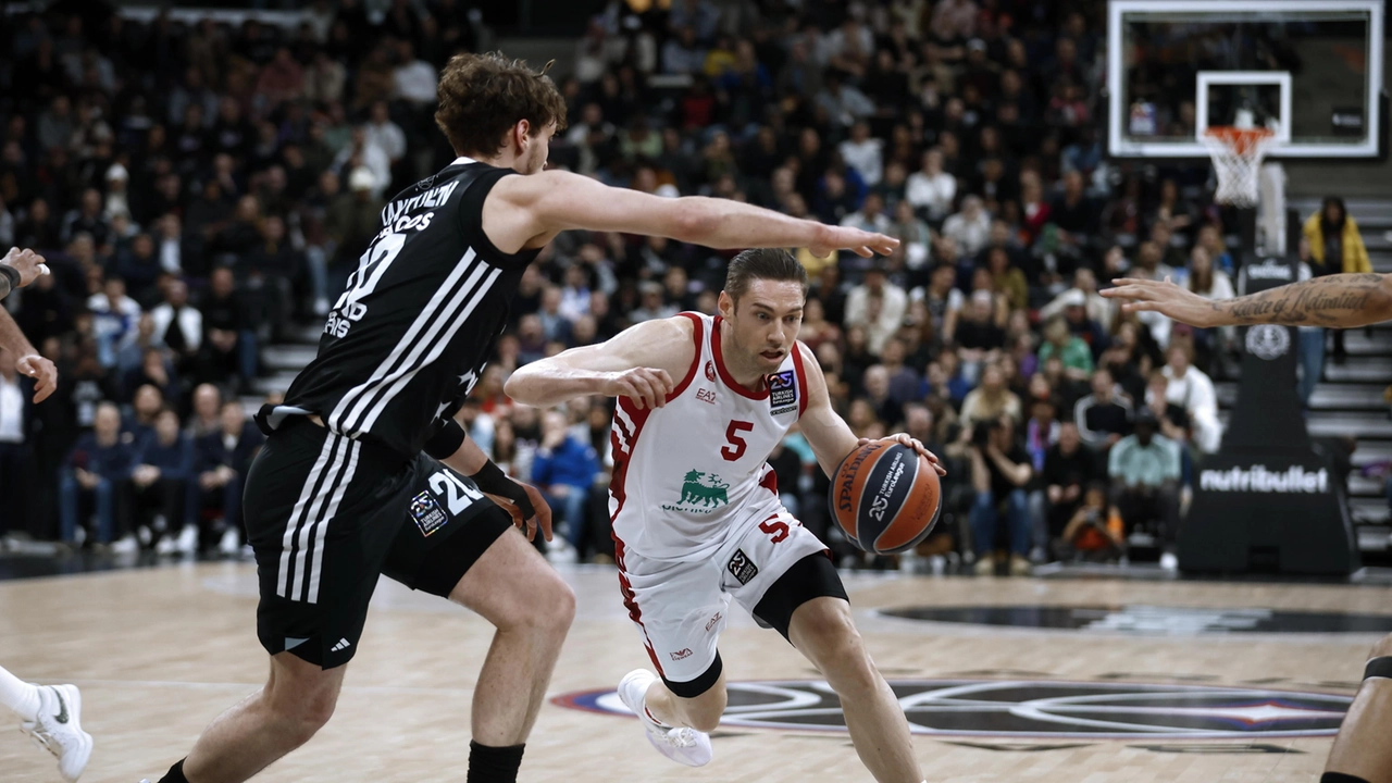 Fabien Causeur penetra nell'area pitturata del Paris Basketball: i suoi 18 punti non sono bastati Fabien Causeur penetra nell'area pitturata del Paris Basketball: i suoi 18 punti non sono bastati