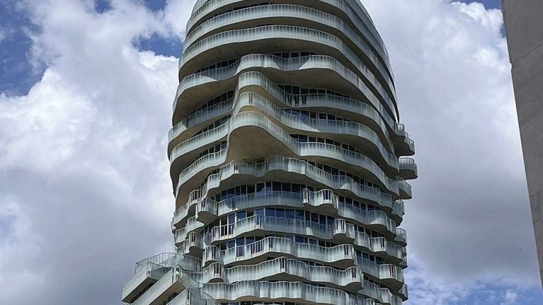 Lo “Skanderbeg Building” di Tirana, in Albania