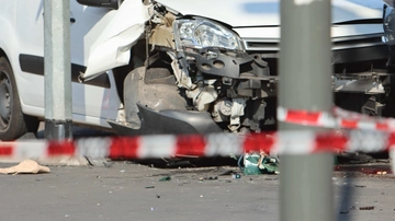 Rider travolto e ucciso da un’auto a Milano: è la 27esima vittima da gennaio