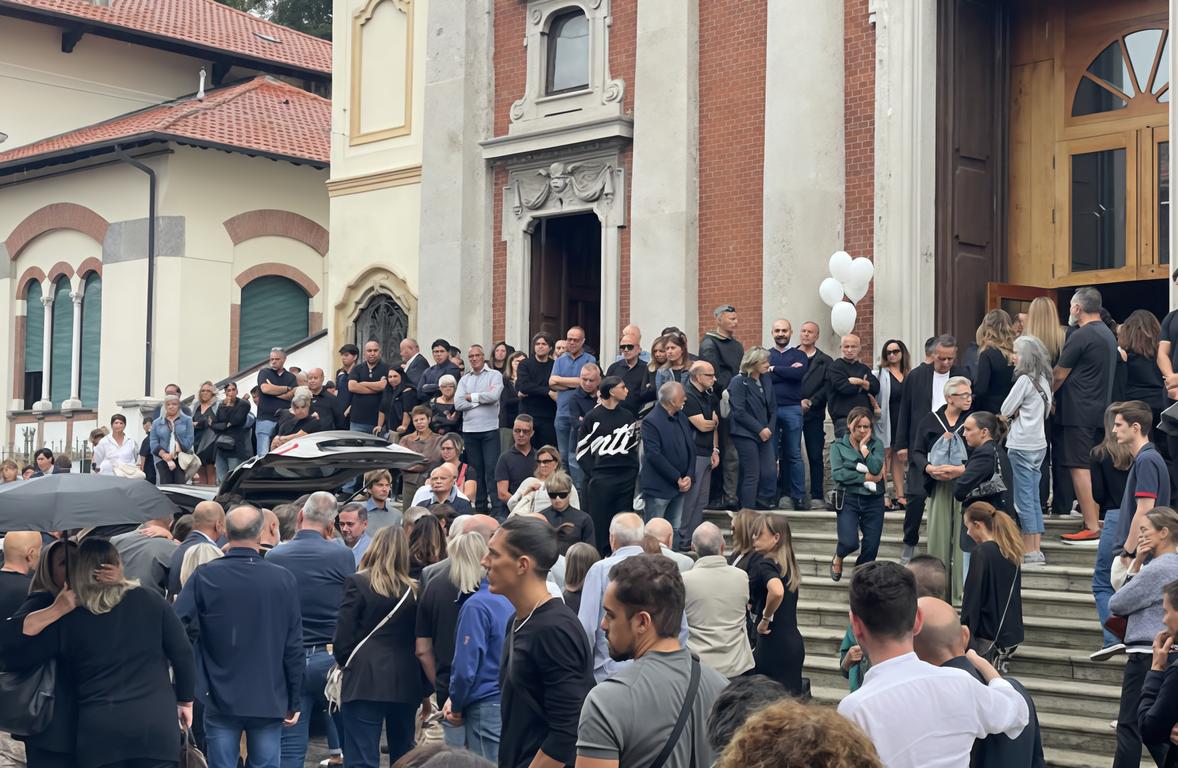 l8217ultimo abbraccio a sofia palloncini bianchi e fiori