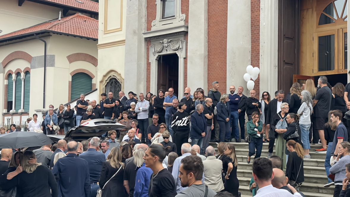 L’intero paese si è fermato per dire addio alla 23enne annegata al Conero. Il parroco don Giuliano Parravicini: "Non troviamo parole che bastino". L’intero paese si è fermato per dire addio alla 23enne annegata al Conero. Il parroco don Giuliano Parravicini: "Non troviamo parole che bastino".
