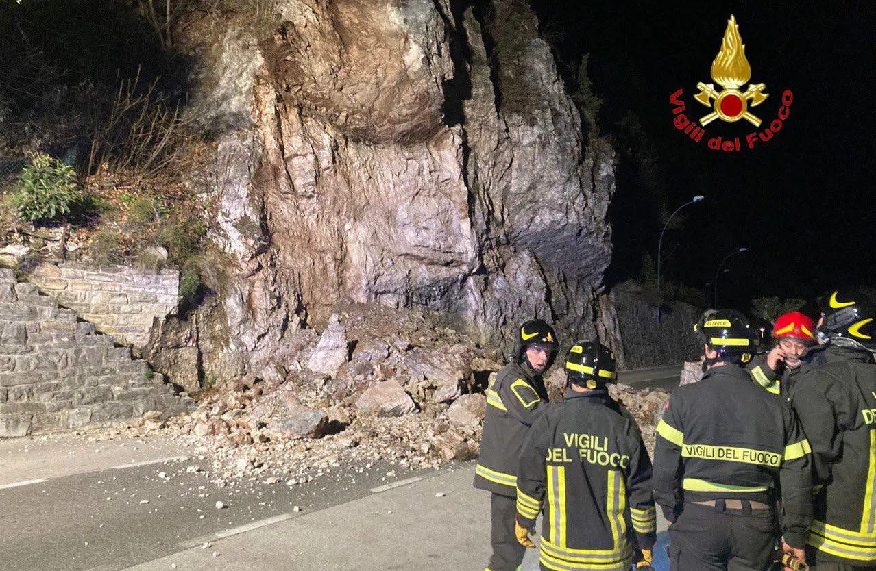 Tremosine, parete di roccia instabile: a rischio frana. La strada della Forra resta ancora chiusa
