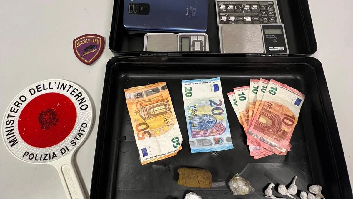 Monza, droga e contanti sequestrati nell'appartamento del disabile occupato dai suoi aguzzini spacciatori