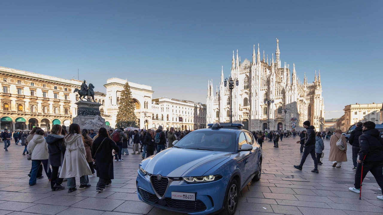 Pattuglie della polizia in piazza Duomo a Milano Pattuglie della polizia in piazza Duomo a Milano