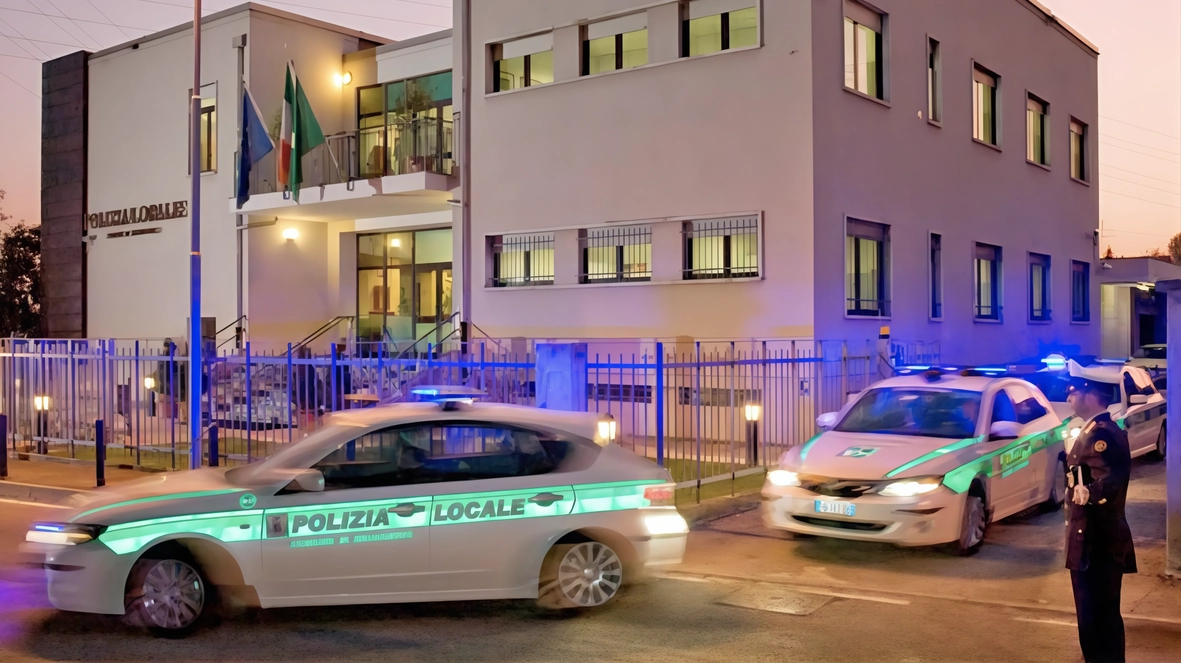 Agenti della polizia locale di Brugherio: le perquisizioni sono scattate all'alba