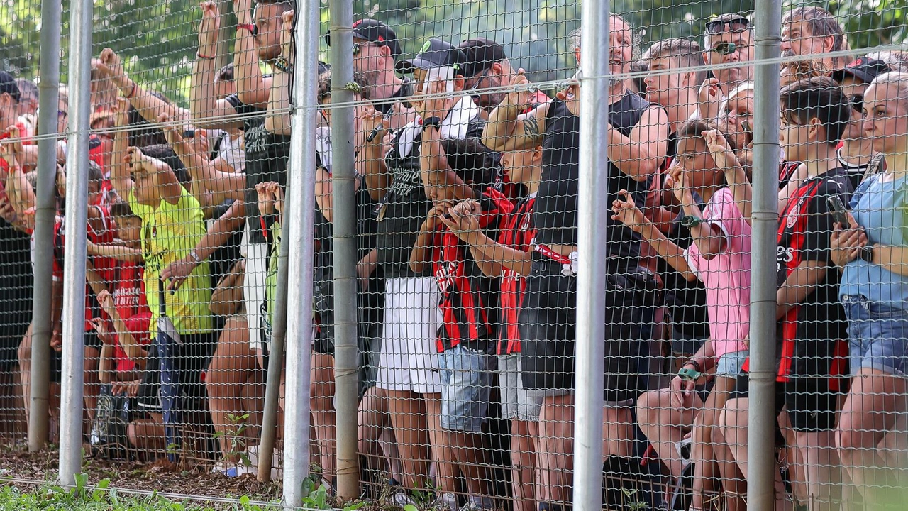 I tifosi del Milan presenti a Milanello nel giorno del primo allenamento della stagione 2025/26 agli ordini di Allegri I tifosi del Milan presenti a Milanello nel giorno del primo allenamento della stagione 2025/26 agli ordini di Allegri