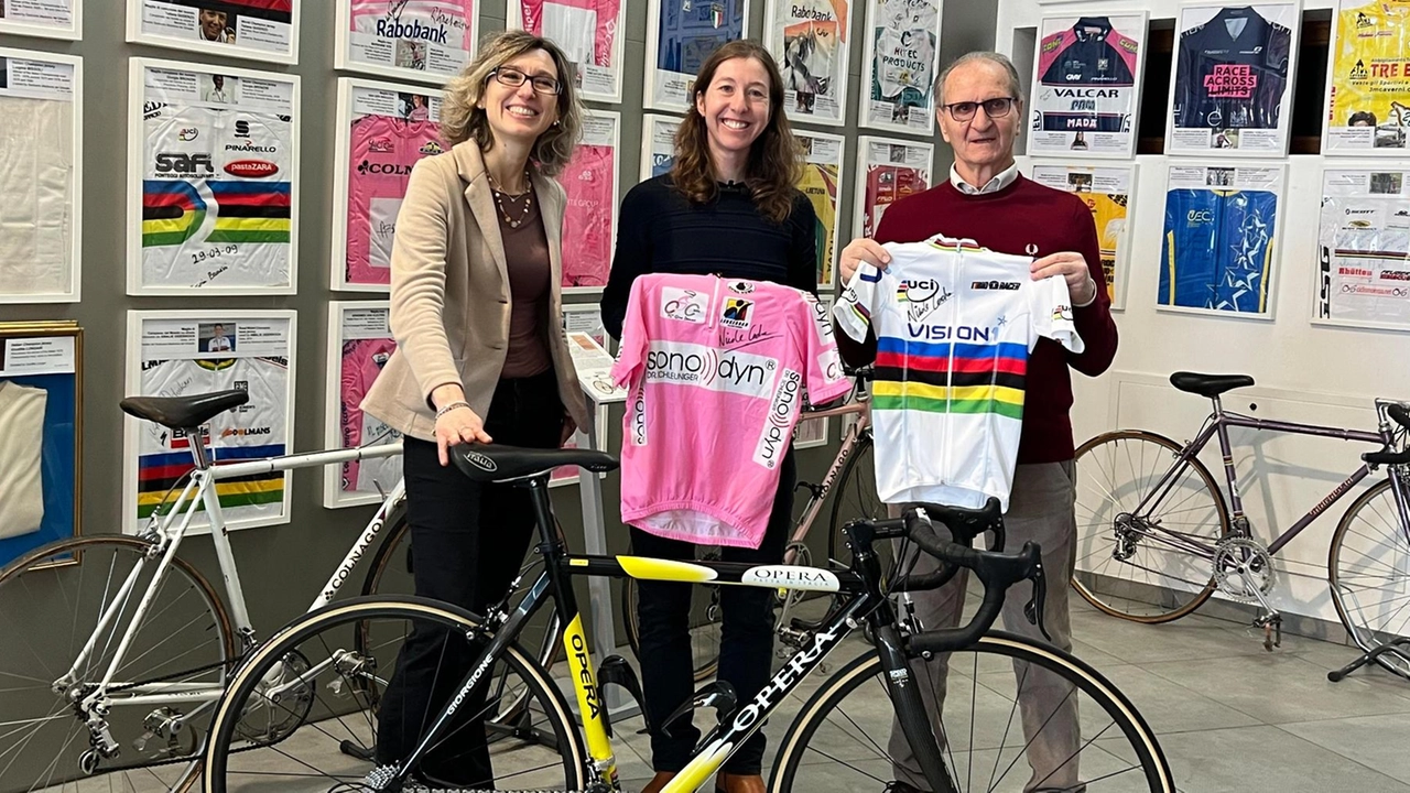 Nicole Cooke ha consegnato personalmente alcuni cimeli destinati ad arricchire la Collezione Ghisallo