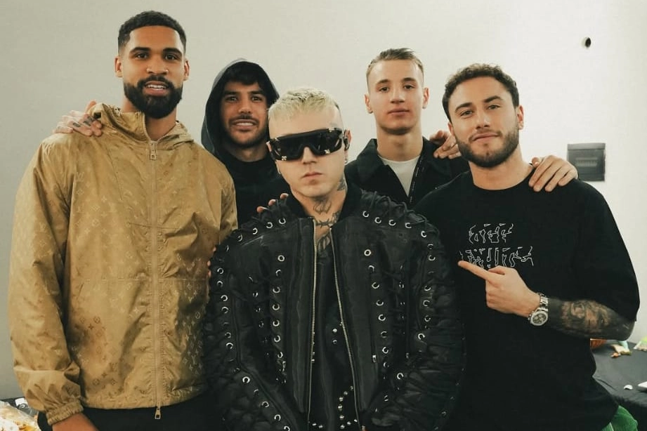 I quattro giocatori del Milan e Lazza nel backstage del Forum (Instagram Lazza)