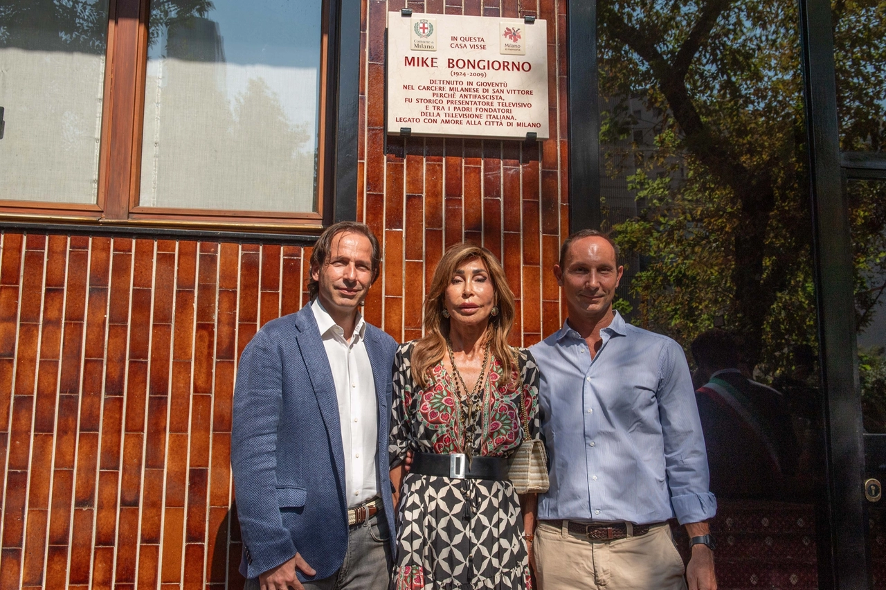 La moglie e i figli di Mike Bongiorno sotto la targa a lui dedicata