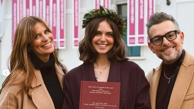 Filippa Lagerback e Daniele Bossari con la figlia Stella, neo laureata (Foto Instagram)