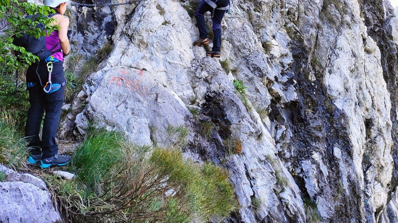 BALLABIO (Lecco) Ha raggiunto la mezza età e non la nasconde, perché anche le ferrate invecchiano. La ferrata sul monte... BALLABIO (Lecco) Ha raggiunto la mezza età e non la nasconde, perché anche le ferrate invecchiano. La ferrata sul monte...