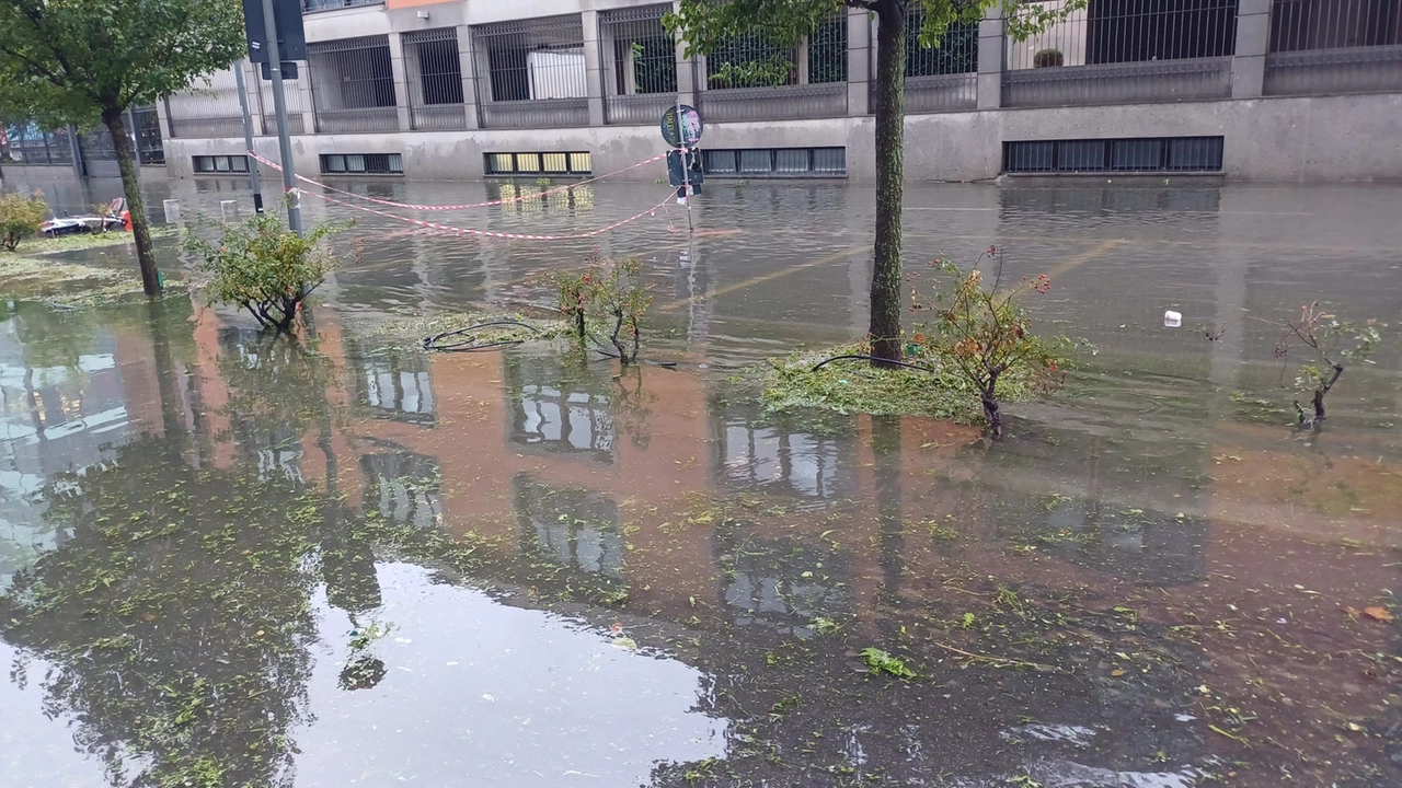 Un nuovo lago allo Iulm, parcheggio ATM già allagato (due settimane fa) ancora allagato