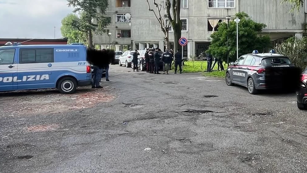 Il blitz delle forze dell'ordine nel quartiere