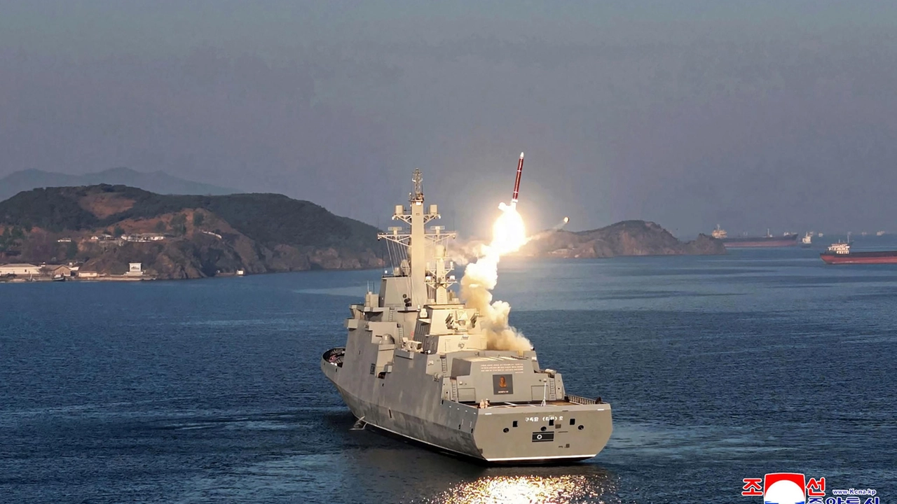 Corea del Nord, Kim Jong-un ordina: “Equipaggiate con armi nucleari le navi della Marina”
