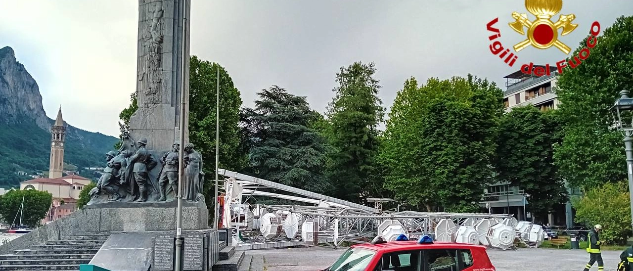 Maltempo a Lecco, crolla la ruota panoramica: terrore sul lungolago