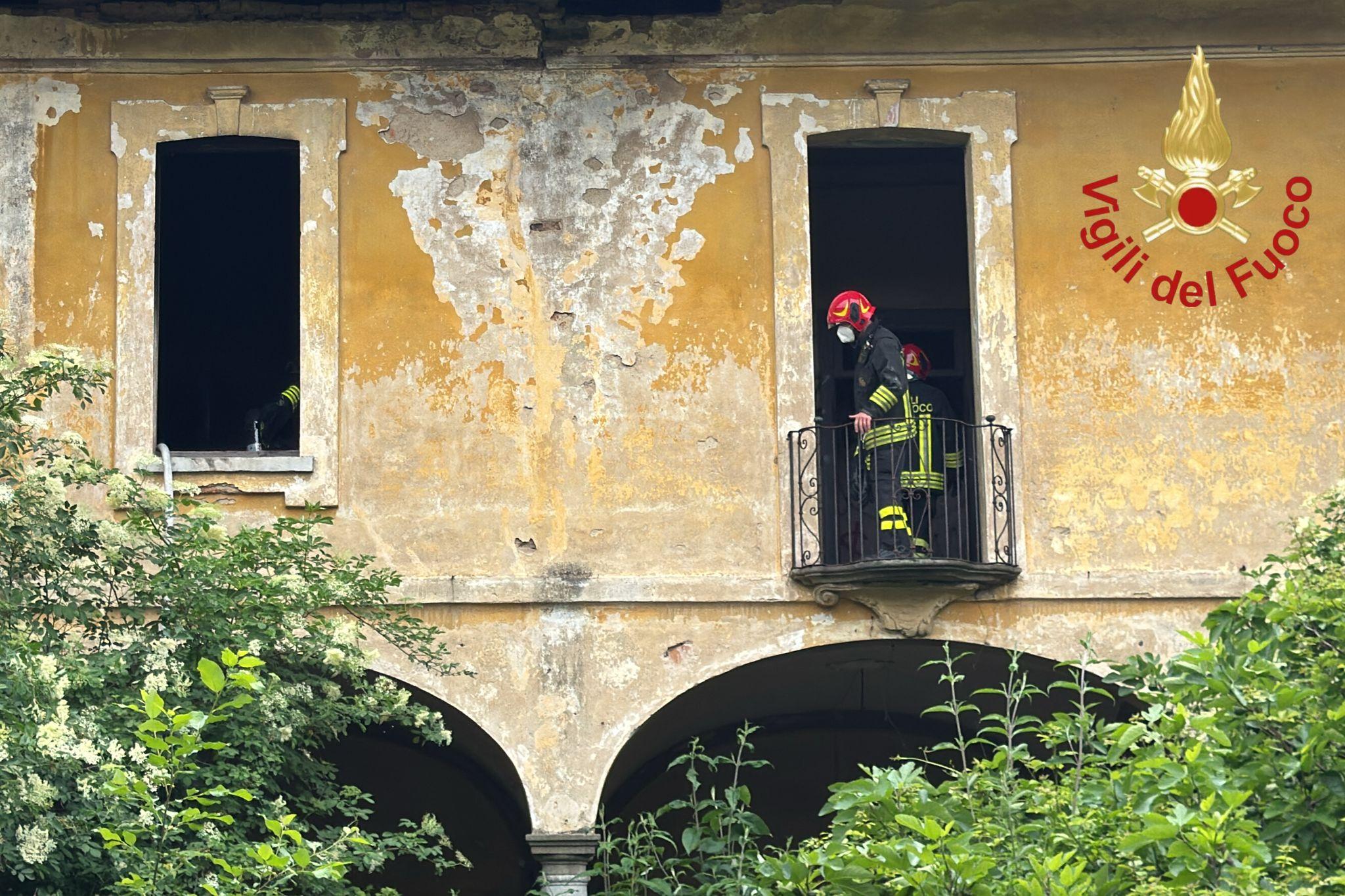 incendio a villa lucini cinque squadre dei vigili del fuoco a beregazzo