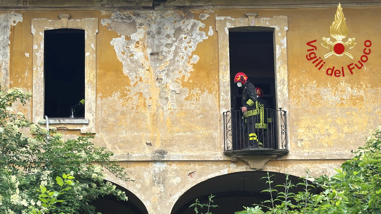 Incendio a Villa Lucini, cinque squadre dei vigili del fuoco a Beregazzo