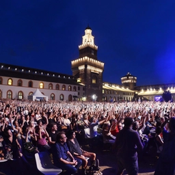Il bello del cinema, in chiave pop: la rassegna che gioca col pubblico e con la nostalgia anni ’90