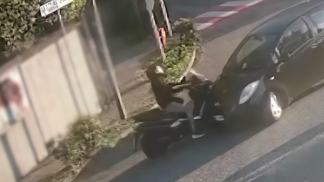 I carabinieri hanno inseguito e intercettato il rapinatore in flagranza dopo che si era schiantato contro un’altra auto I carabinieri hanno inseguito e intercettato il rapinatore in flagranza dopo che si era schiantato contro un’altra auto